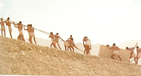Nachstellung: Arbeiter beim Schleppen von Felsblöcken